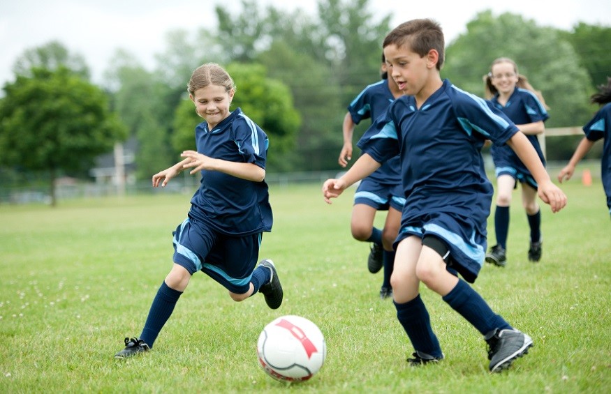 10 Tips on how to teach your kids to play Football